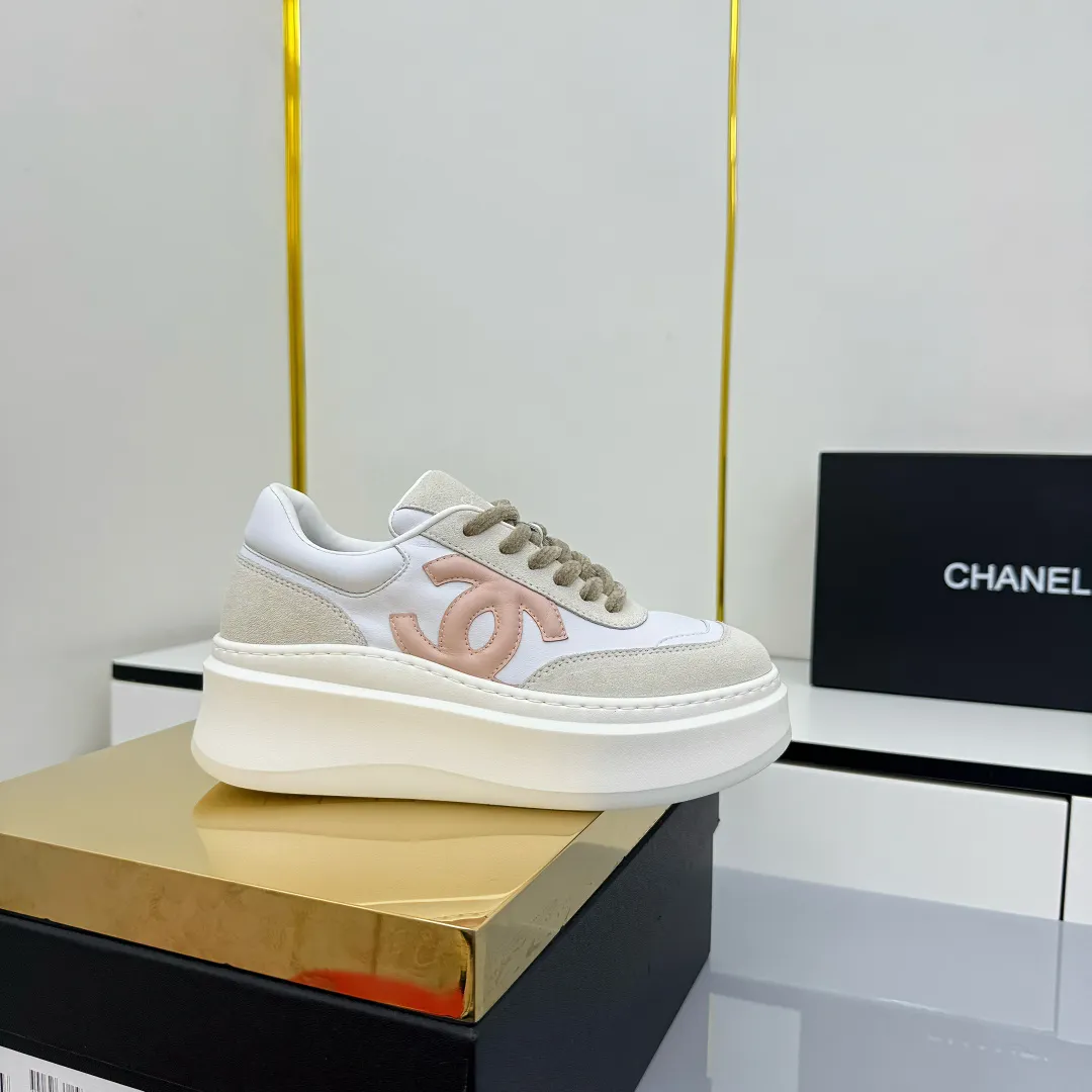 👟👟Ex-factory price 660👟👟 Top version! Chanel Chanel panda shoes! 2025 counter's top casual sports shoes. This classic design; the upper is electro-embroidered with a variety of techniques; the outsole is fashionable and sporty; the unusual inclusion of a variety of color matching elements... The diversified mix and match is very good-looking and versatile, and can be used for leisure, fashion, sports, and outdoor... ꫛꫀꪝ Go➫ Materials: ❶Upper made of: original imported first-layer silk cowhide + original waterproof cloth + original first-layer cowhide ❷Inner lining: Original Yangli+wang ❸ Outsole based on: Original TPU combination outsole Counter boutique packaging complete set for women 35–41